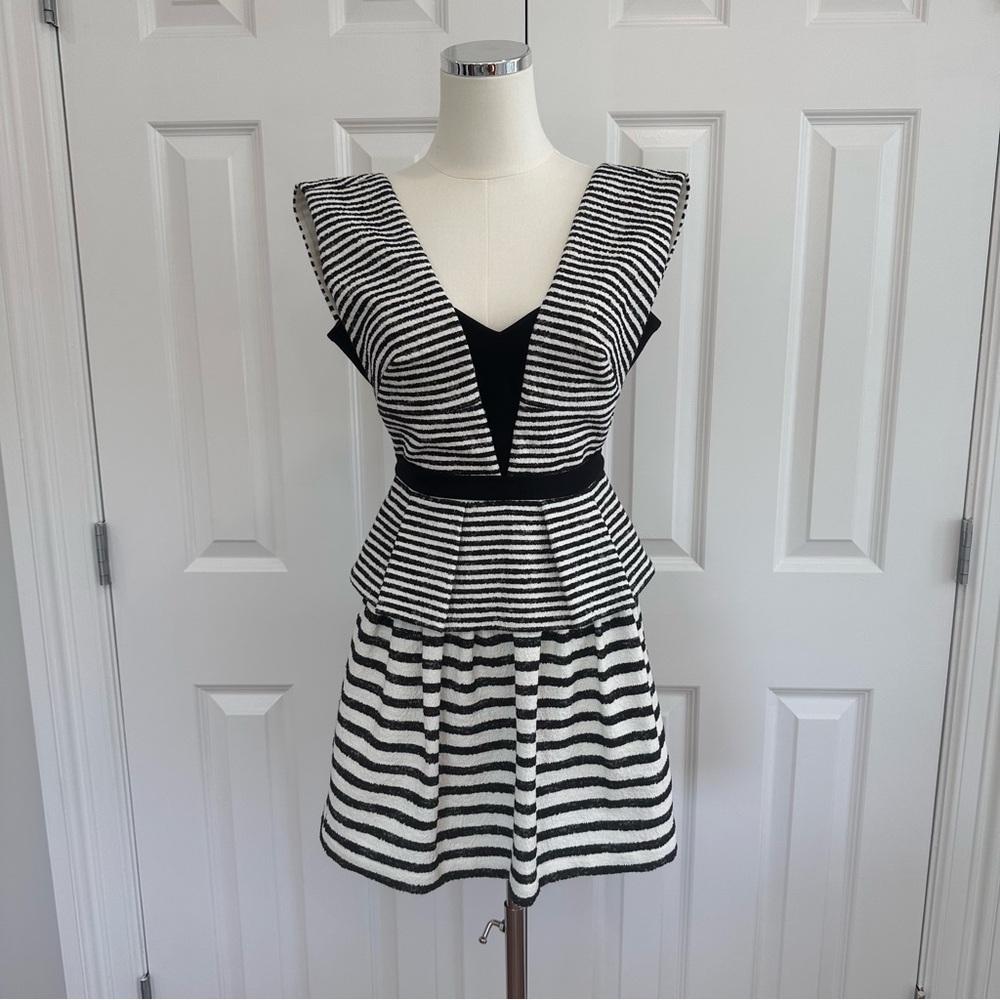 BCBGMaxAzria Piper Black White Fit and Flare Mini Peplum Backless Dress Size 0